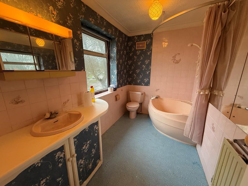 Bathroom with W.C.