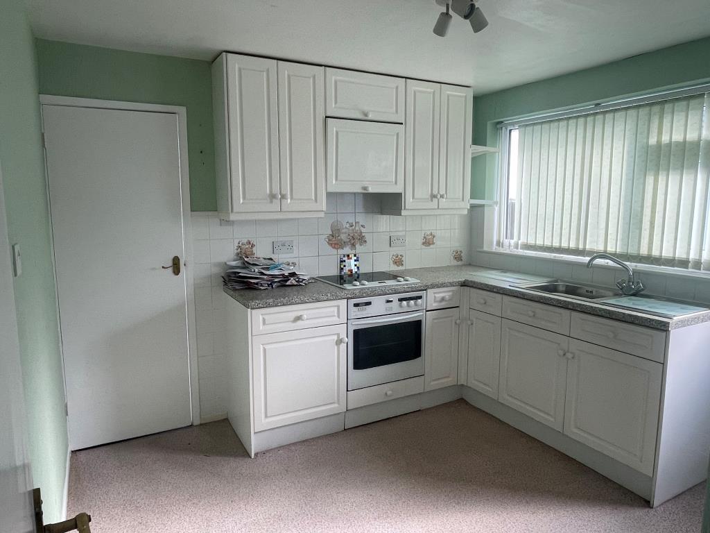 Kitchen with units, sink and oven