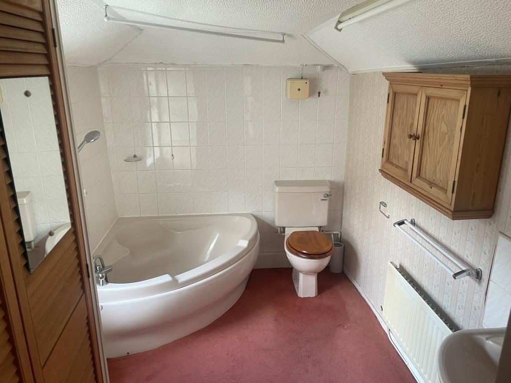 Carpeted bathroom with W.C.