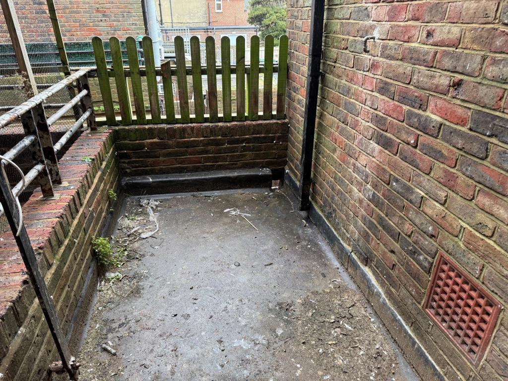 Walled rear roof terrace