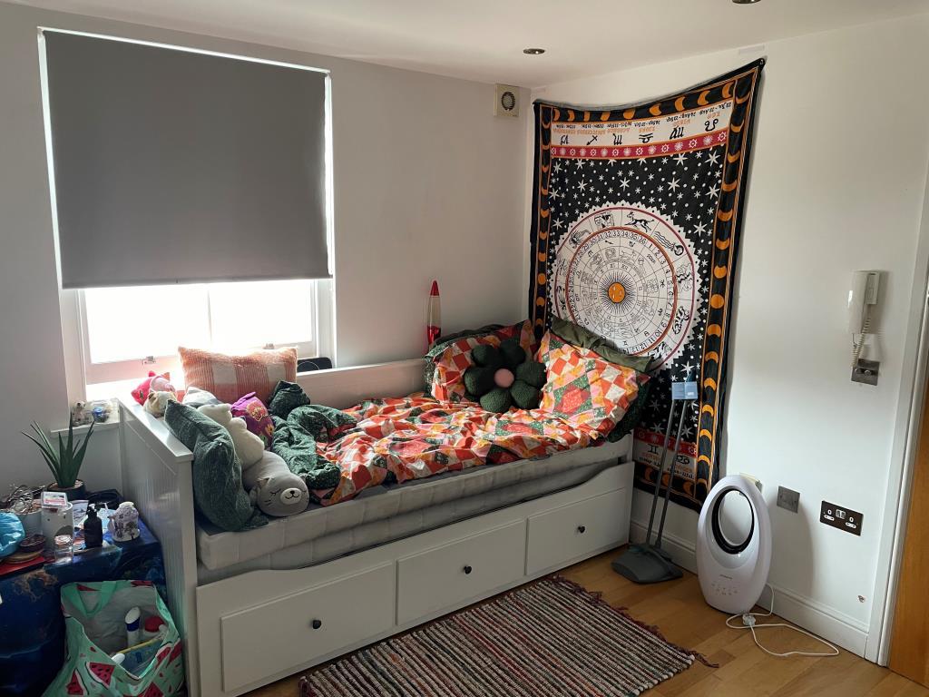 Studio room with window of flat 6