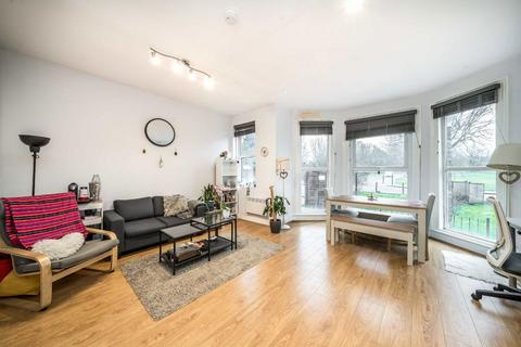 2 bedroom flat for sale, Clapham Common North Side, London SW4