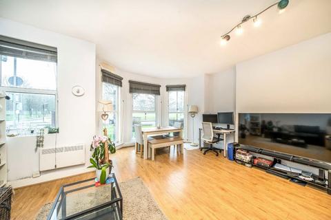 2 bedroom flat for sale, Clapham Common North Side, London SW4