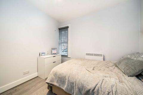 2 bedroom flat for sale, Clapham Common North Side, London SW4