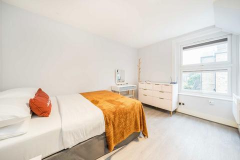 1 bedroom flat for sale, Clapham Common North Side, London SW4