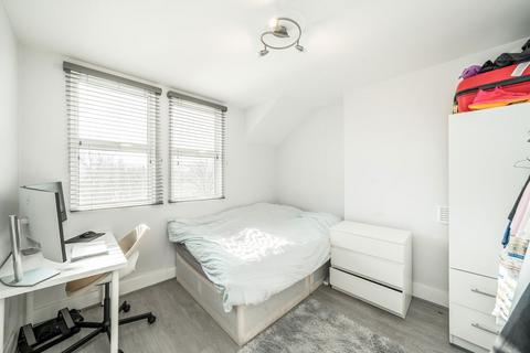 3 bedroom flat for sale, Clapham Common North Side, London SW4