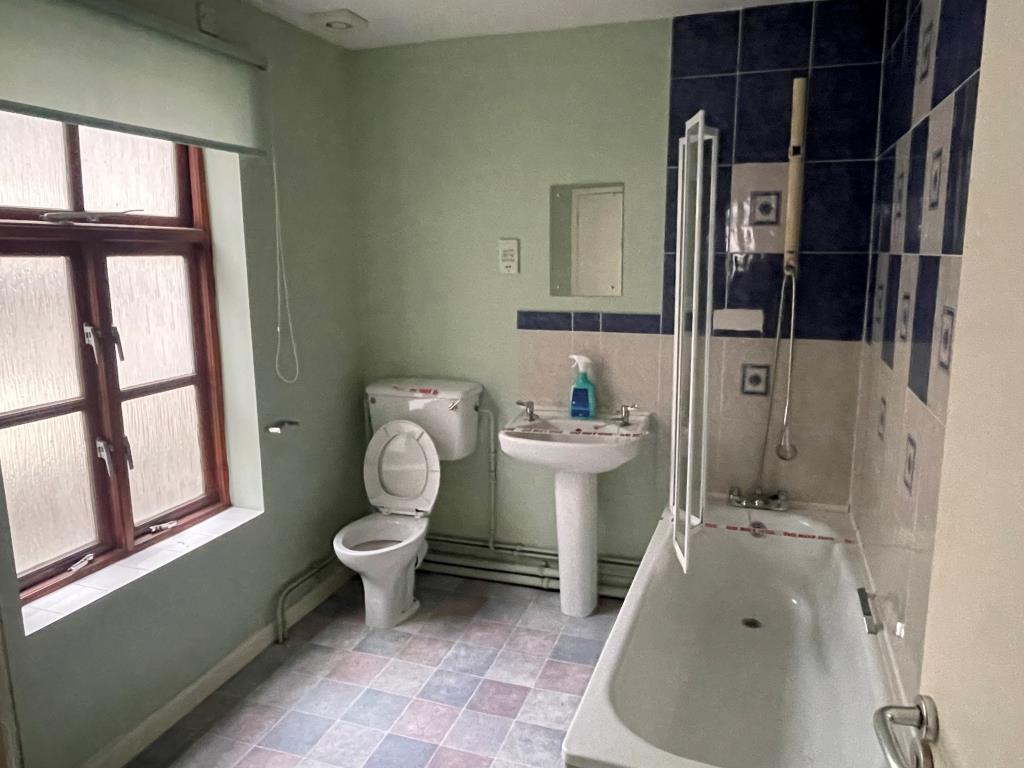 Bathroom with W.C. and wash basin
