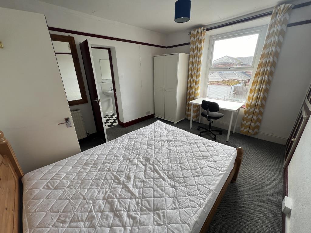 First floor room with en-suite shower room