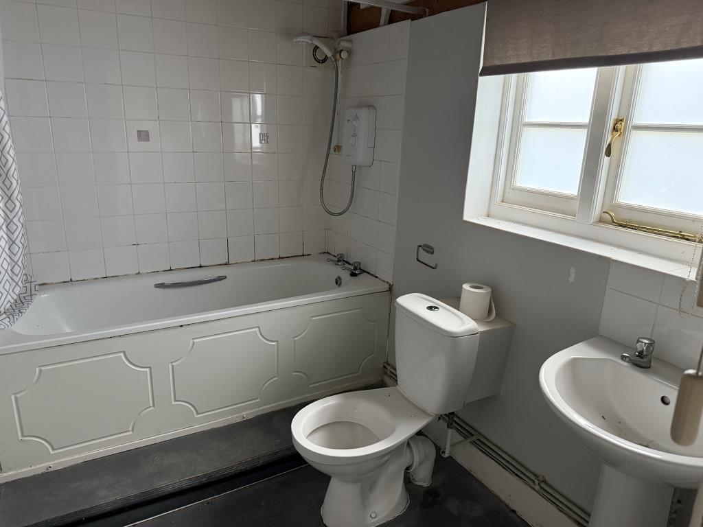 Bathroom with W.C.