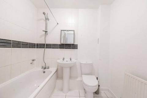 2 bedroom flat to rent, Cameron Crescent, Edgware, HA8