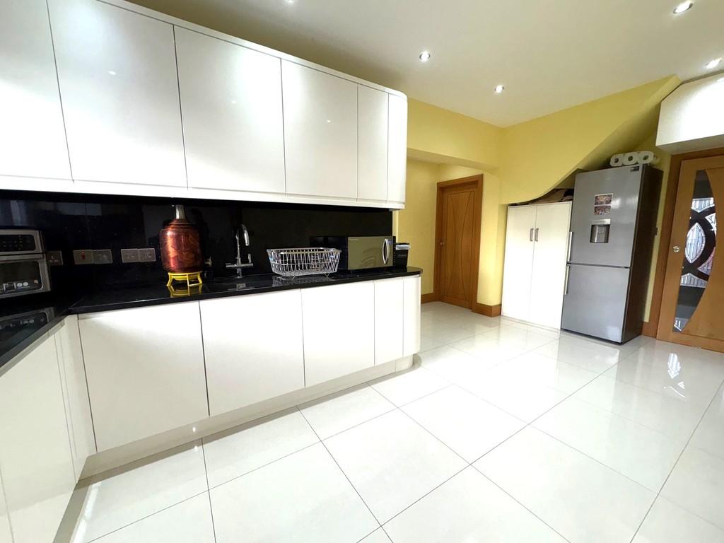 465 Rayners Lane Kitchen