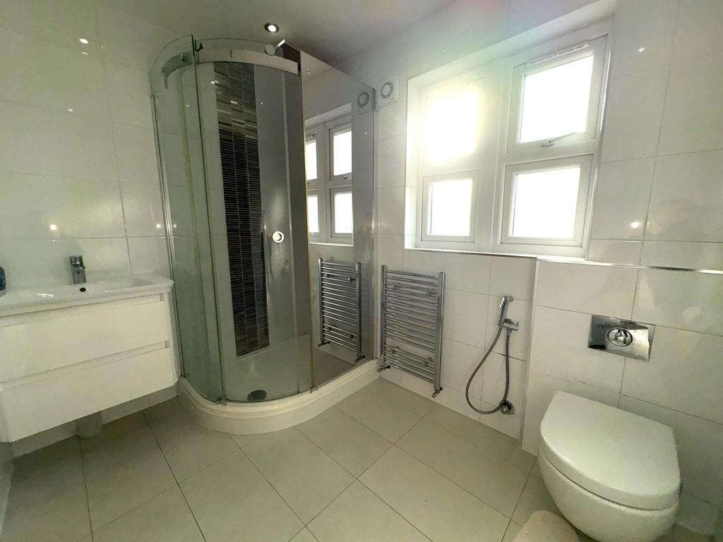 465 Rayners Lane Fam Bathroom