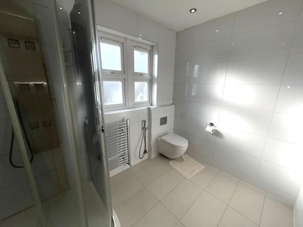 465 Rayners Lane Fam Bathroom2
