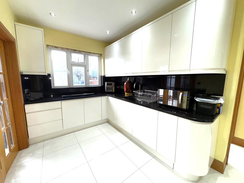 465 Rayners Lane Kitchen2