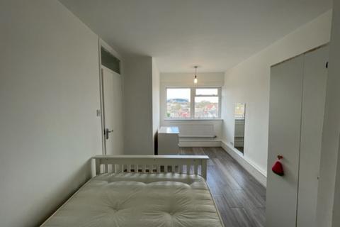 3 bedroom apartment to rent, Reed Road, London N17