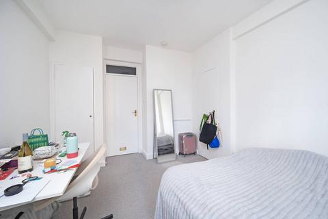 Studio to rent, Charterhouse Square, Barbican, London, EC1M