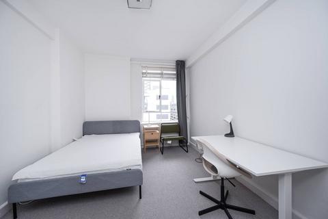 Studio to rent, Charterhouse Square, Barbican, London, EC1M