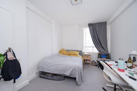 Studio to rent, Charterhouse Square, Barbican, London, EC1M