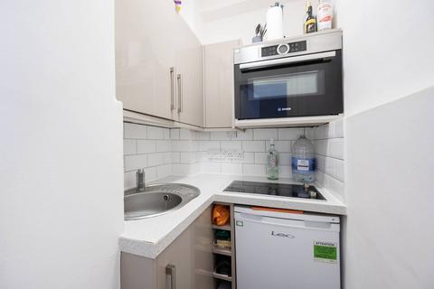 Studio to rent, Charterhouse Square, Barbican, London, EC1M