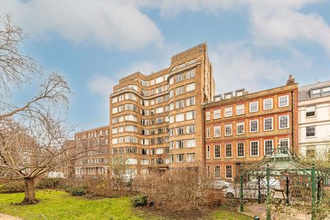 Studio to rent, Charterhouse Square, London EC1M