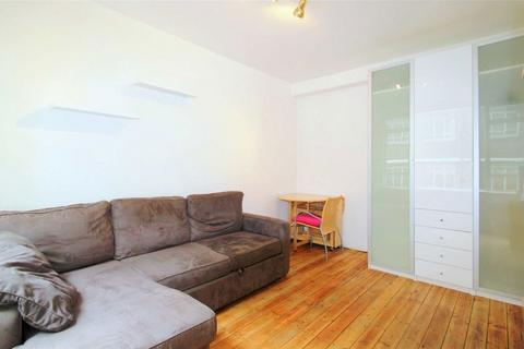 Studio to rent, Charterhouse Square, London EC1M