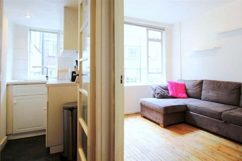 Studio to rent, Charterhouse Square, London EC1M