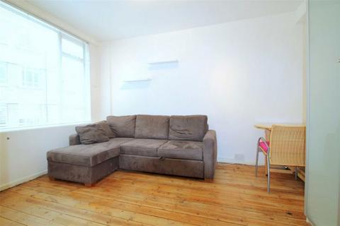 Studio to rent, Charterhouse Square, London EC1M