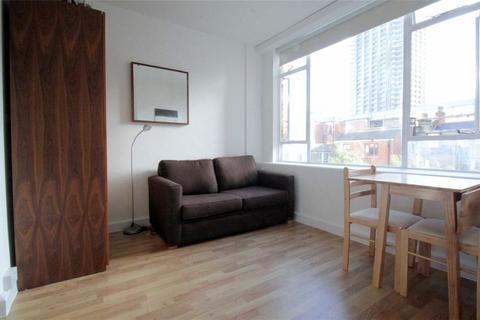 Studio to rent, Charterhouse Square, London EC1M