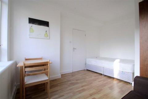 Studio to rent, Charterhouse Square, London EC1M