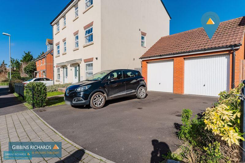 Garage / Parking