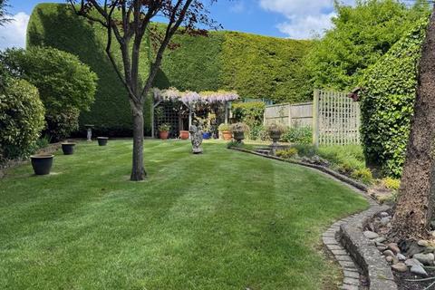 4 bedroom detached house for sale, Tadworth