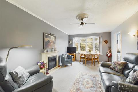 18 Sutton Close, Hinckley, LE10 1TW