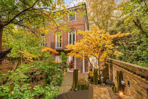 19 King George Square, Richmond, TW10 6LF