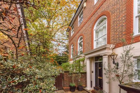 19 King George Square, Richmond, TW10 6LF