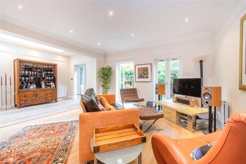 19 King George Square, Richmond, TW10 6LF