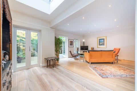 19 King George Square, Richmond, TW10 6LF