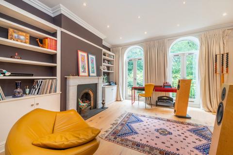 19 King George Square, Richmond, TW10 6LF