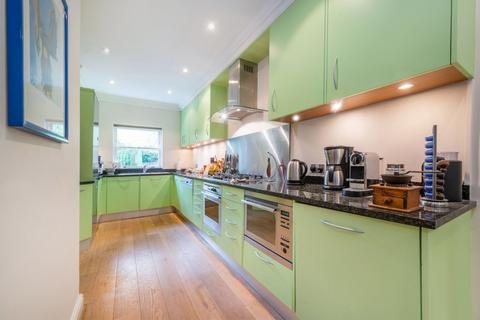 19 King George Square, Richmond, TW10 6LF