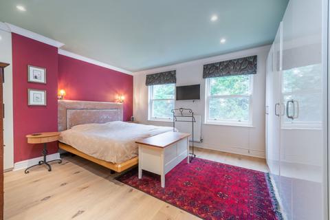 19 King George Square, Richmond, TW10 6LF