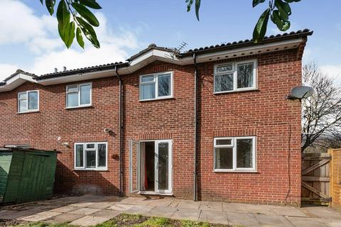 2 bedroom semi-detached house to rent, Rosebay Gardens, Hampshire RG27