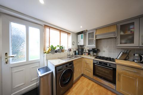 2 bedroom end of terrace house for sale, St Leonards Close, Grays