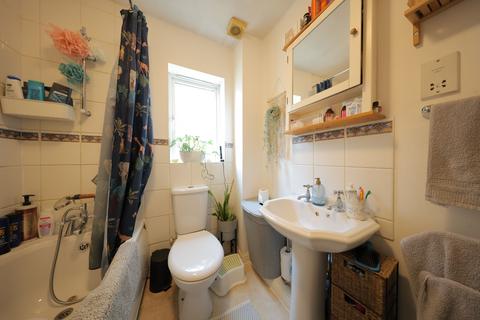 2 bedroom end of terrace house for sale, St Leonards Close, Grays