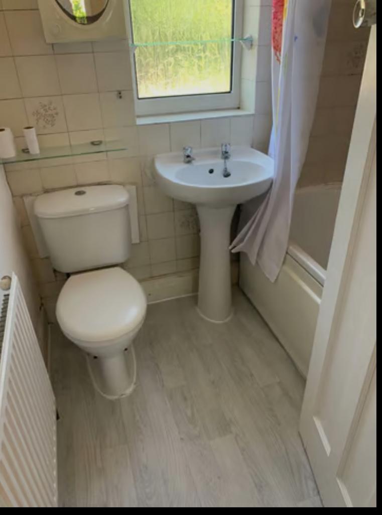 A bright and clean bathroom with modern fixture...