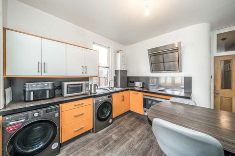 3 bedroom flat for sale, Barcombe Avenue, London SW2
