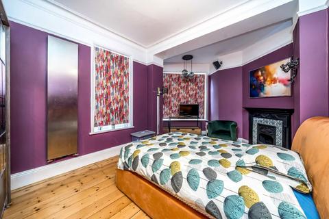 3 bedroom flat for sale, Barcombe Avenue, London SW2