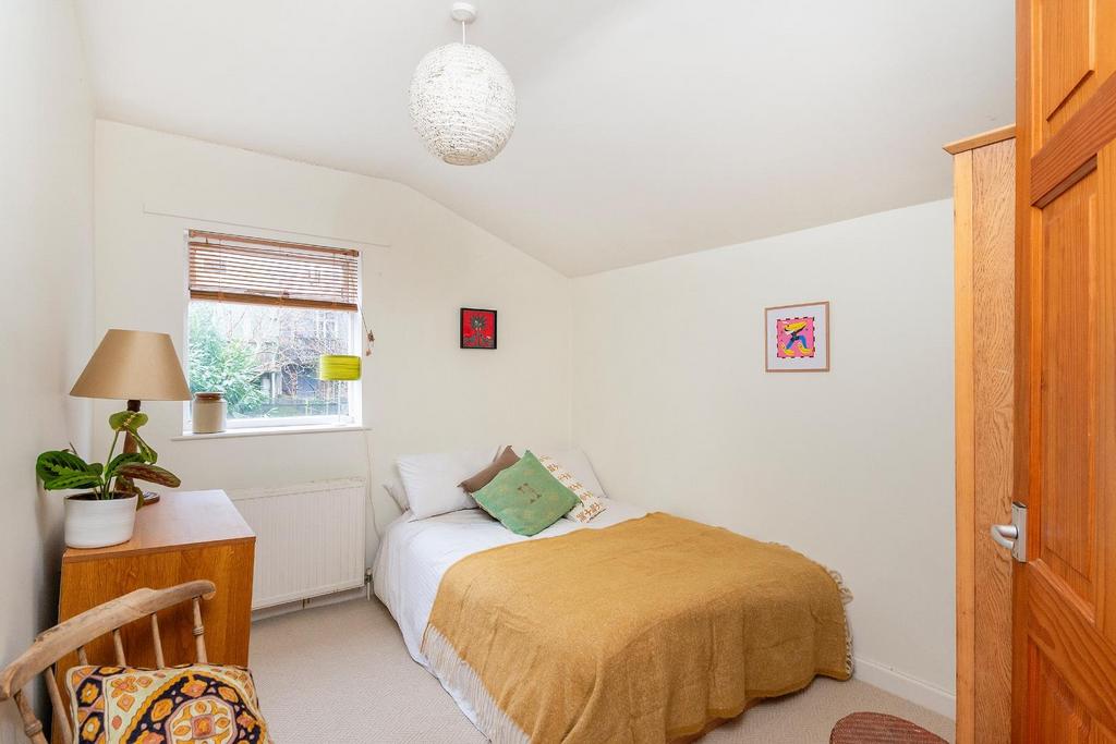 6 S6 AMR - Bedroom J.jpg