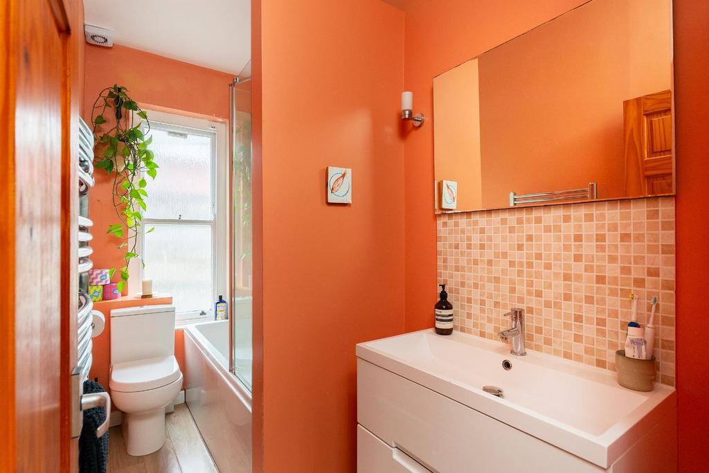6 S6 AMR - Bathroom C.jpg
