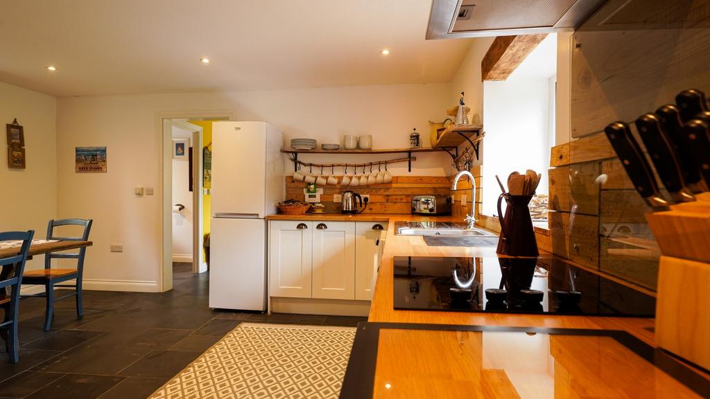 Kitchen/Dining Room 2