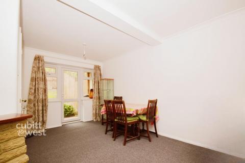 2 bedroom ground floor maisonette to rent, Rydal Close Purley CR8