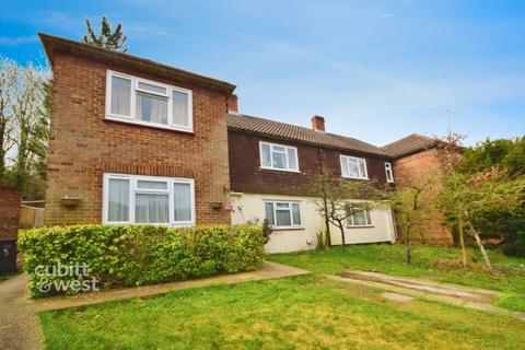 2 bedroom ground floor maisonette to rent, Rydal Close Purley CR8